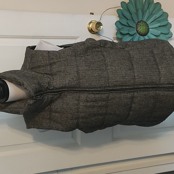 Old Navy black and white puff vest. - Picture 4 of 8